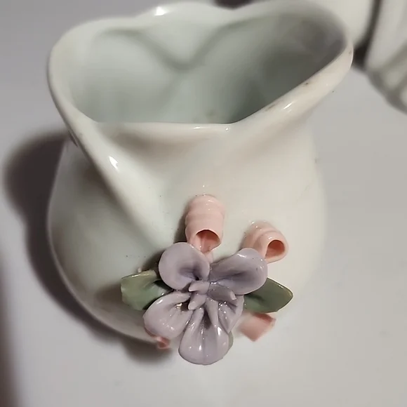 ASSORTMENT OF WHITE CERAMICS. - Picture 7 of 13